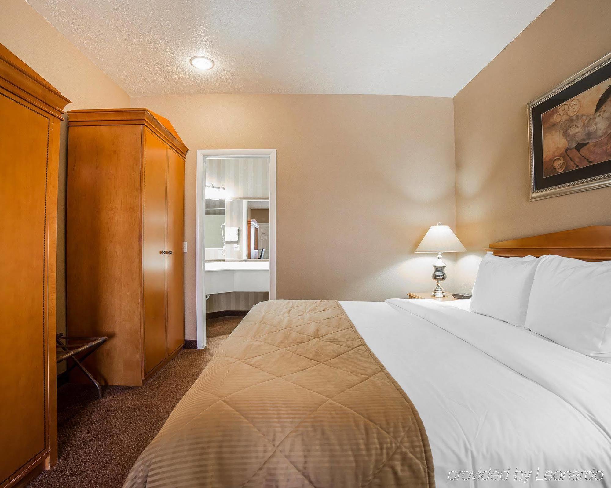 Clarion St George - Convention Center Area